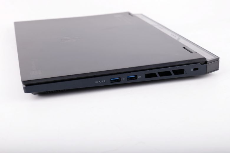 노트북 오른쪽에는 2개의 USB Type-A와 켄싱턴 락이 있다.