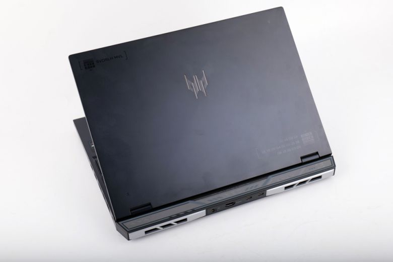 묵직한 느낌의 블랙 컬러에 프레데터를 상징하는 멋진 로고가 더해졌다.