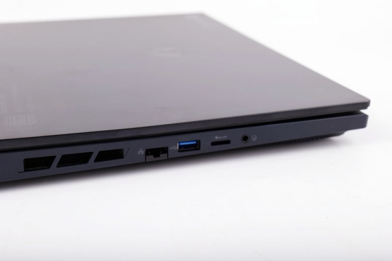 안정적인 유선 네트워크 연결을 위한 RJ45 단자(2.5G 지원), USB Type-A, 마이크로 SD 슬롯, 그리고 3.5mm 오디오 단자가 위치한다.