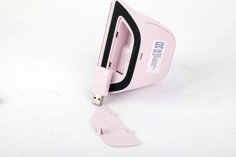 충전 독 내부에는 2.4GHz 동글이 장착되어 있다.