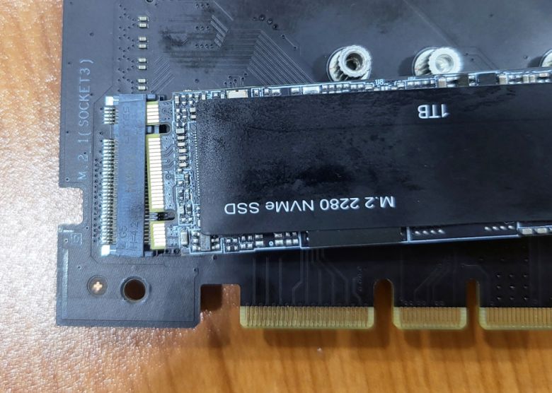 SATA M.2 SSD이기 때문에 NVMe M.2 SSD 슬롯에서는 인식 자체가 안된다.