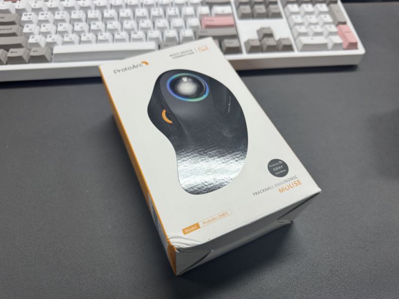 구석이 찌그러져 온 상자.