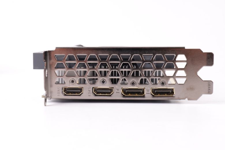 단자는 DP 1.4a 2개, HDMI 2.1 2개로 구성된다.