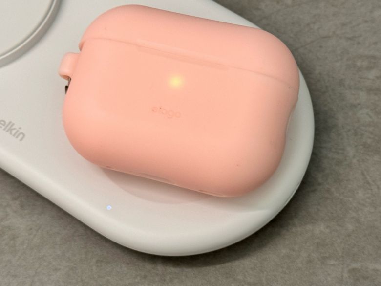 오른쪽(Qi) 무선 충전 패드는 5W 출력이 제공된다.