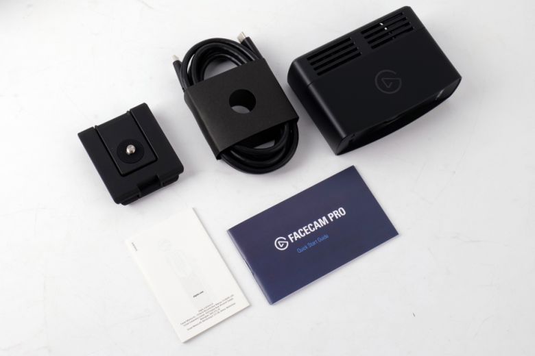 구성품은 제품 본체, 매뉴얼, 마운트, USB Type-C to C 케이블이 제공된다.