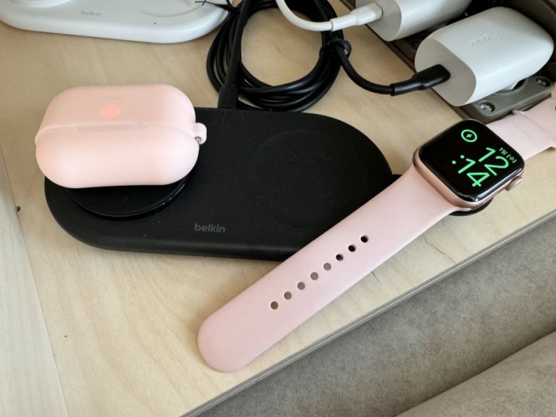 애플워치를 포함해 최대 3대의 기기를 동시에 무선으로 충전할 수 있다.