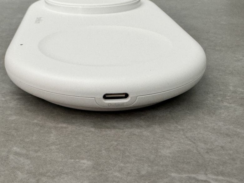 충전기 본체 오른쪽에는 추가적인 USB Type-C 단자가 위치한다.