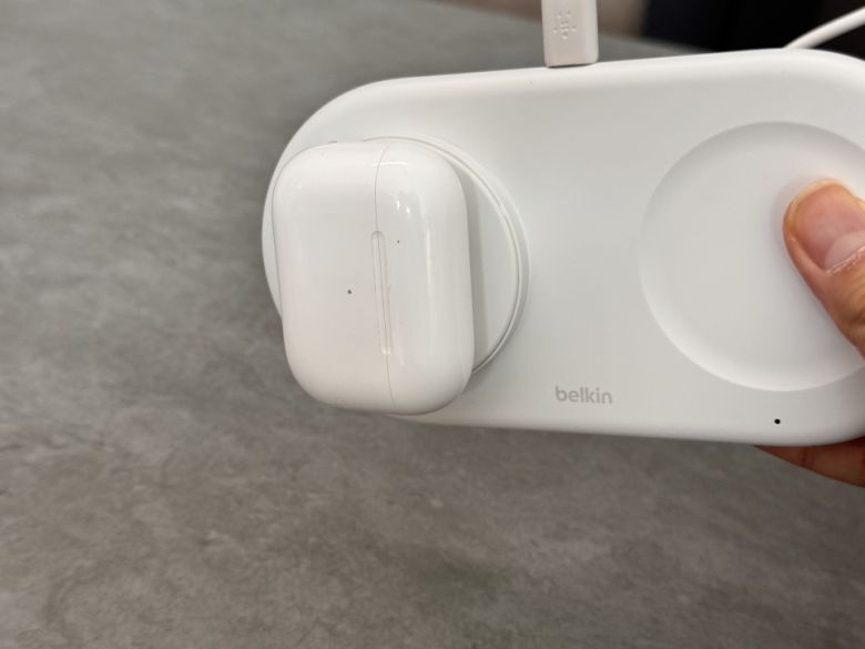 맥세이프와 호환되는 에어팟 프로 2세대가 자석으로 견고하게 달라붙어 더욱 편리한 충전이 가능하다.