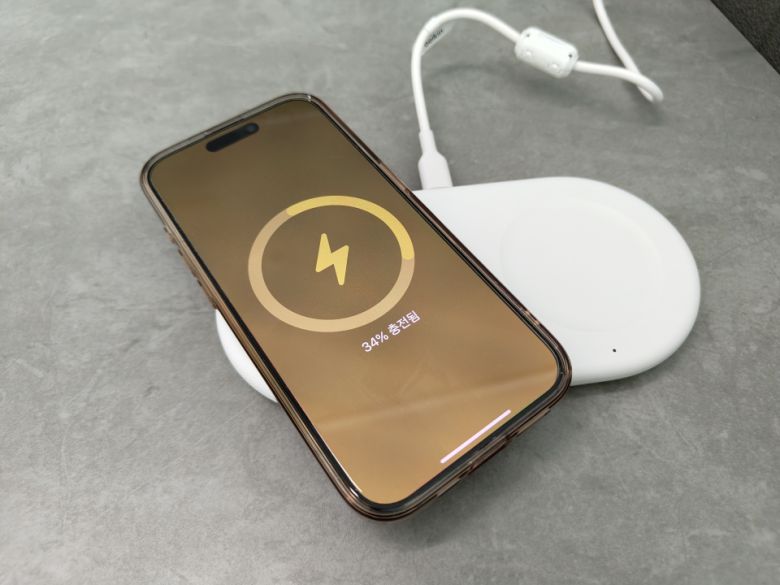 Qi2 및 맥세이프 충전이 가능한 아이폰 15 프로는 15W의 더욱 빠른 속도로 충전할 수 있고 충전 애니메이션도 정상 출력됐다.