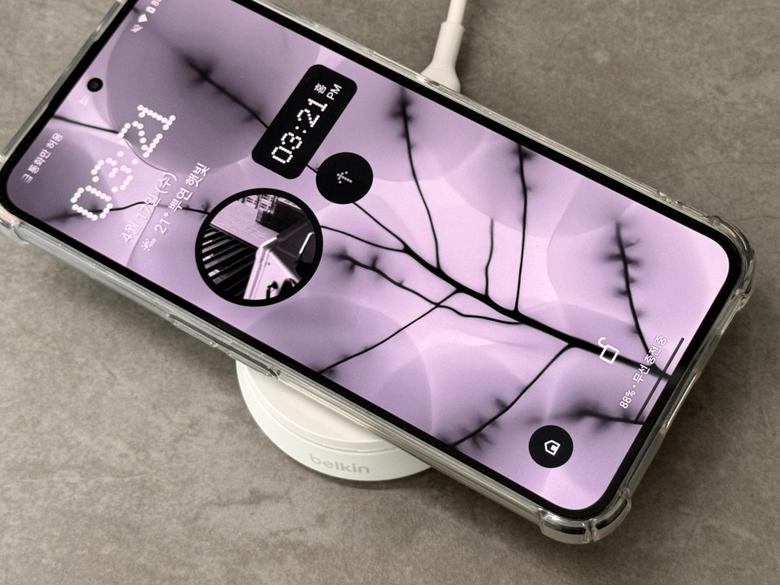 관절이 무척 견고하기에 스탠드 모드에서도 사용자가 원하는 각도로 안정적인 사용이 가능할 것으로 보인다.