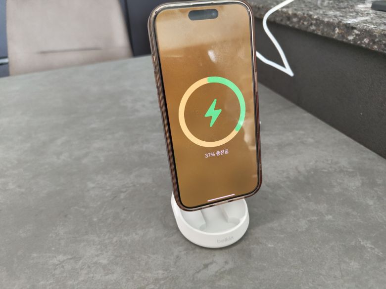 Qi2 및 맥세이프 충전이 가능한 아이폰 15 프로는 15W의 더욱 빠른 속도로 충전할 수 있고 충전 애니메이션도 정상 출력됐다.