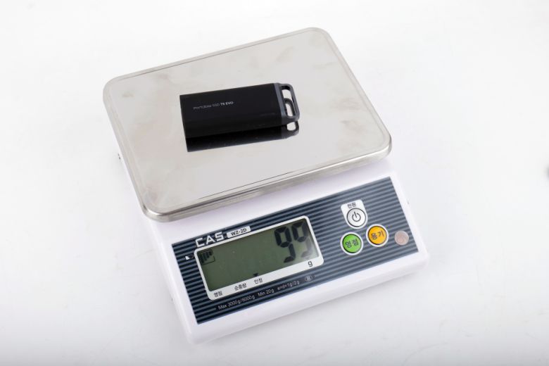 케이스가 장착된 스마트폰의 절반 정도 수준인 셈이다.