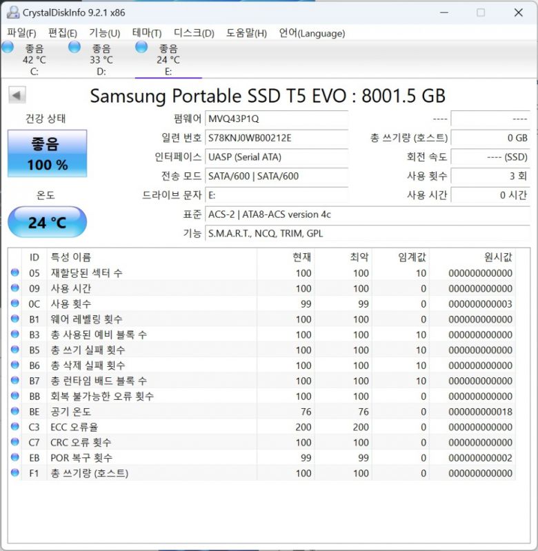 CrystalDiskInfo 9.2.1에서 외장 SSD 정보를 확인했다. UASP 인터페이스 기반으로 S.M.A.R.T를 지원한다.