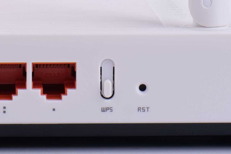 WPS 버튼으로 무선 장치 설정을 비밀번호 등 복잡한 과정 없이 간편하게 진행할 수 있다.