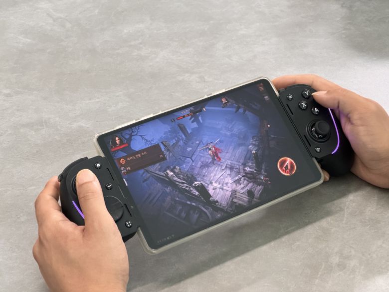 게임패드가 지원되는 게임인 ‘디아블로 이모탈’을 플레이해봤다.