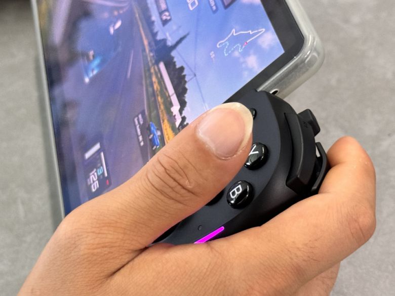 기본적으로 조작감과 그립감이 콘솔 게임패드급으로 뛰어났으며, 트리거 입력도 정교하게 감지되는 만큼 레이싱 게임 등과의 궁합도 좋았다.