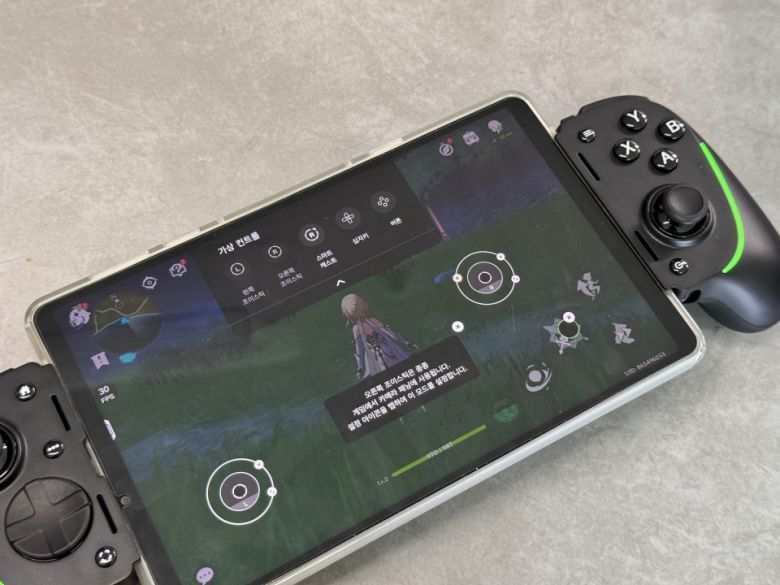 레이저 넥서스 앱의 키맵핑 기능을 사용하면 터치 조작을 게임패드 조작으로 대체할 수 있다.