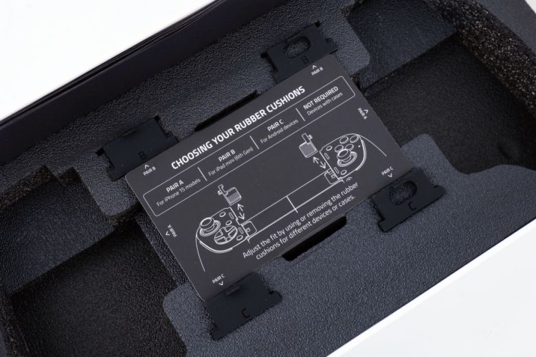 패키지 내부에는 다양한 고무 쿠션들이 위치한다.