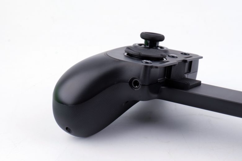 레이저 키시 울트라 왼쪽에는 3.5mm 오디오 단자가 있다.