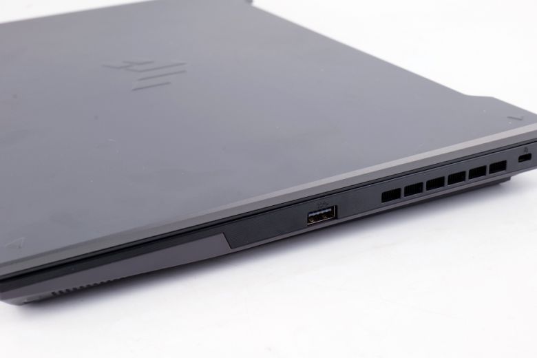 오른쪽에는 게이밍 기어를 편리하게 연결할 수 있는 USB 3.2 Gen 1 Type-A가 위치한다.