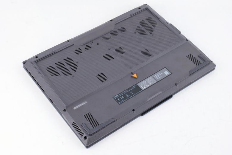 TUF를 상징하는 색상으로 포인트를 줬으며, 환기구 역시 비대칭 형태로 설계된 것을 알 수 있다.