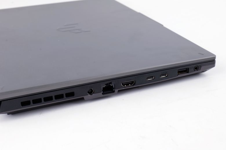 반대쪽에는 DC-in 잭, RJ45, HDMI 2.1, 썬더볼트 4 및 USB 3.2 Gen 2 Type-C, USB 3.2 Gen 1 Type-A와 3.5mm 오디오 단자가 있다.