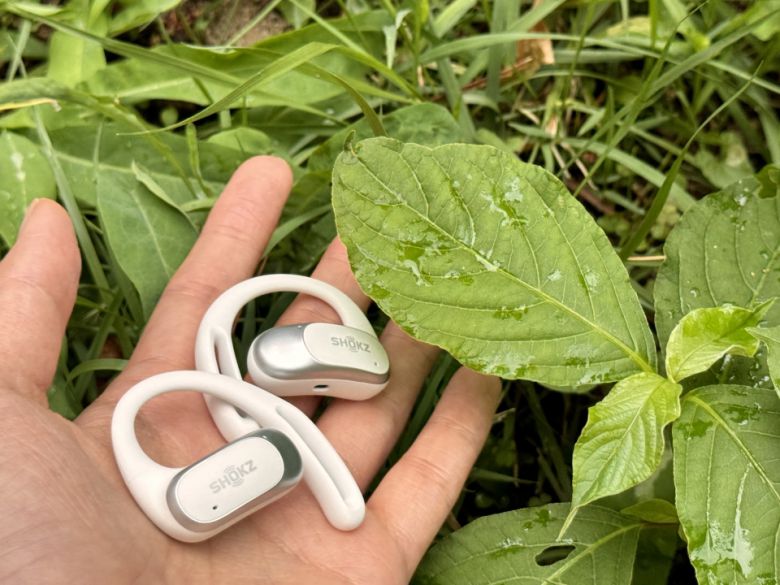 IP54 방수 등급을 지원해 아웃도어 활동에 특화된 점도 돋보인다.