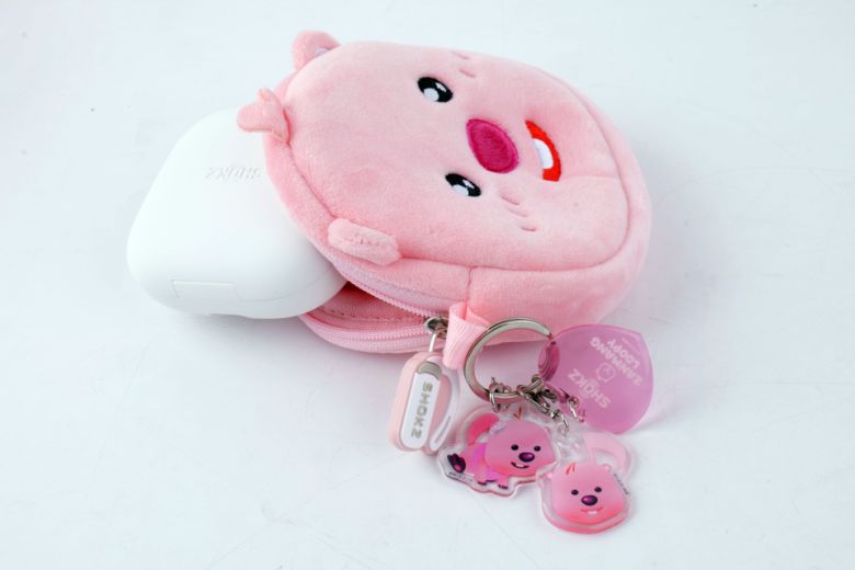 파우치에 오픈핏 에어를 보관함과 동시에 파우치를 동봉된 키링으로 꾸밀 수 있다는 점도 만족스럽다.