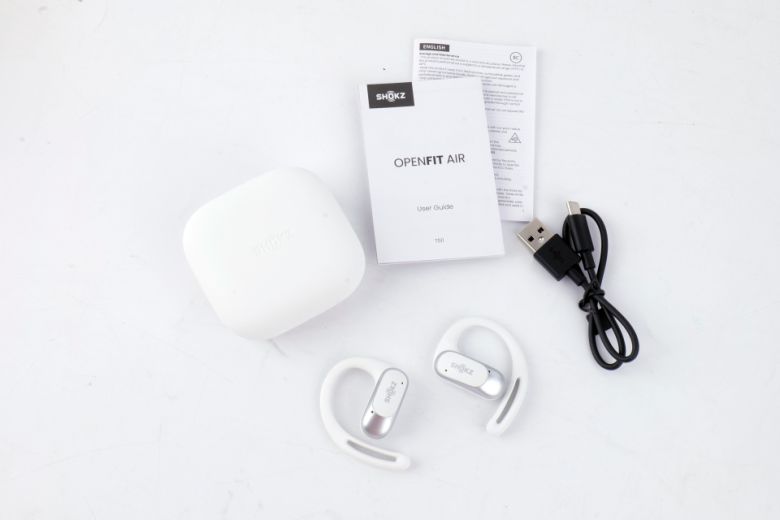 이어폰 본체 및 충전 케이스, USB Type-A to C 케이블과 매뉴얼이 동봉된다.