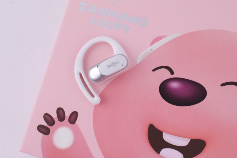 4개의 적응형 빔포밍 마이크를 갖춰 사용자의 목소리를 추적하고 선명하게 전달한다.