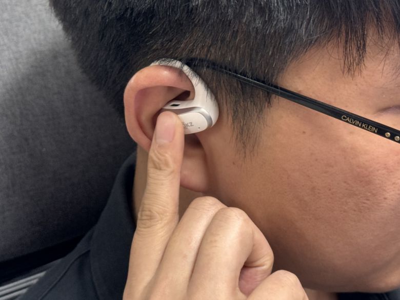 이어버즈를 가볍게 터치해서 전화를 받거나 음악을 재생하는 등 스마트폰에 손을 뻗지 않고 편리하게 조작할 수 있다.