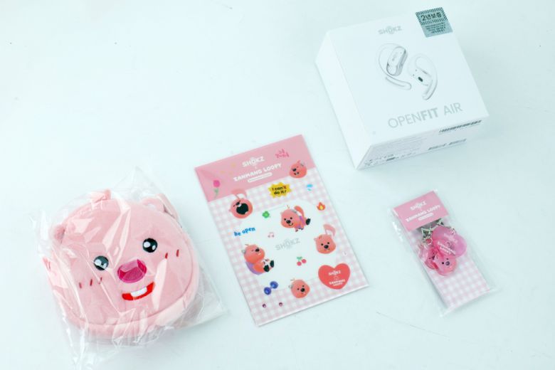 오픈핏 에어, 파우치, 키링, 리무버블 스티커가 제공되는 구성이다.