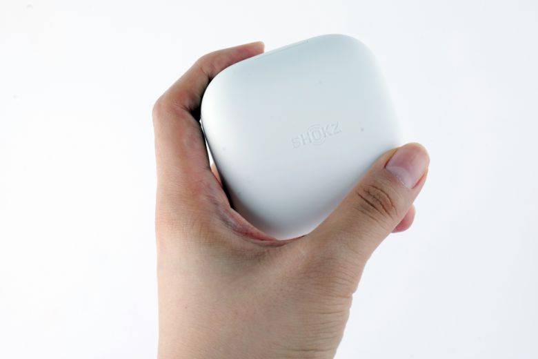 충전 케이스에는 샥즈 로고가 음각으로 더해졌고 매트한 질감을 지녀 손에서 쉽게 미끄러지지 않는다.