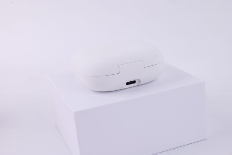 충전은 USB Type-C 방식으로 진행된다.