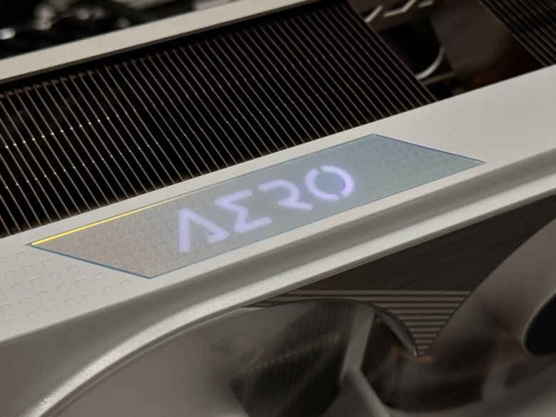 그래픽카드 상단에 위치한 에어로 로고는 기본적으로 화이트 컬러로 점등된다.