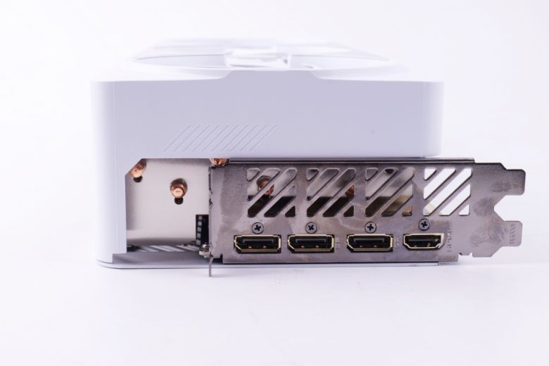 단자는 DP 1.4a 3개, HDMI 2.1a 1개가 제공된다.