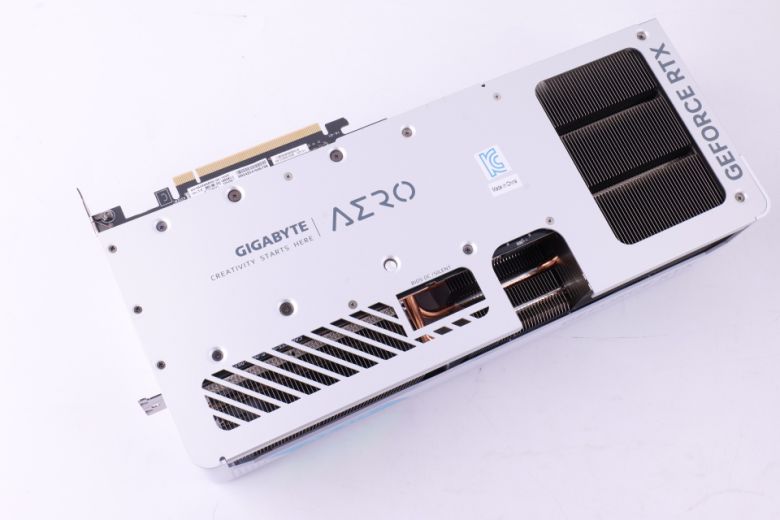 후면 디자인은 더욱 압도적이다.