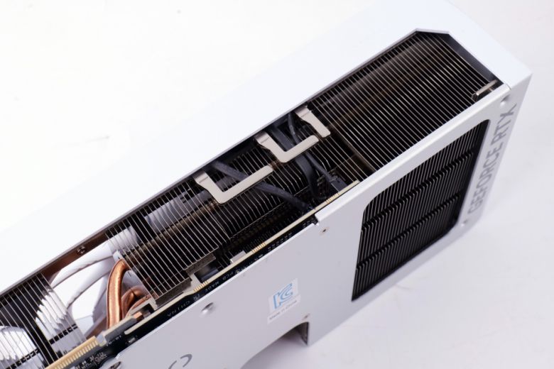 9개의 복합식 구리 히트 파이프 및 GPU와 직접 맞닿는 구리판도 눈길을 끈다.