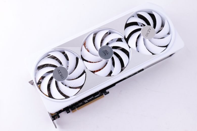 RTX 4080 슈퍼 에어로도 에어로 라인업 고유의 특성이 잘 담겼다.