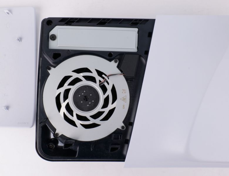 오른쪽의 위쪽 커버를 열면 SSD 슬롯 덮개가 보인다. 나사 하나만 풀어주면 바로 M.2 SSD 슬롯이 보인다.