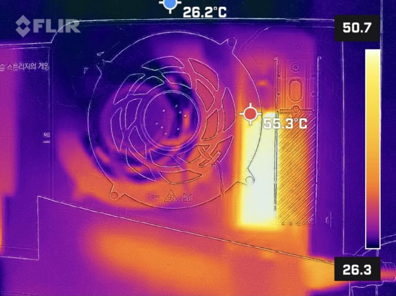 일반 M.2 SSD 방열판을 장착한 상태에서는 온도가 약 55.3℃ 정도로 낮아지고 SSD 슬롯 부분에만 발열이 집중되었다.