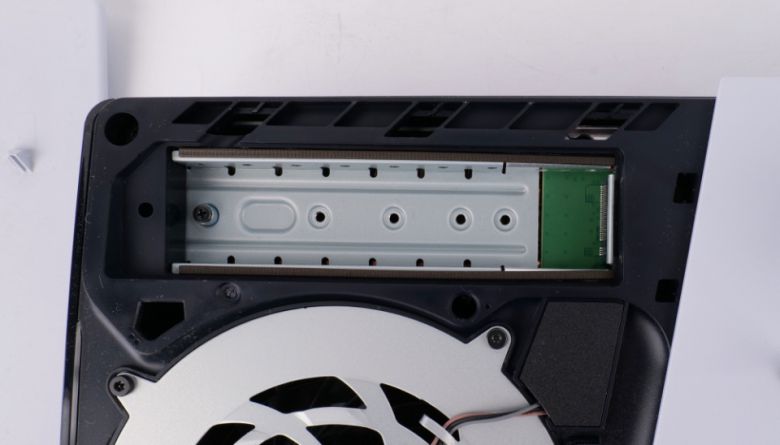 M.2 SSD 슬롯은 2230/2240/2260/2280/22110 등 다양한 크기의 M.2 SSD를 장착할 수 있다.