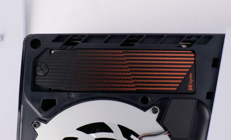 나사를 다시 조이고 덮개를 덮으면 장착 완료다.