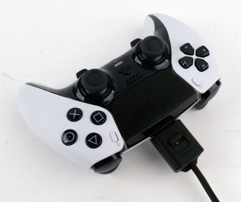 전용 USB 브레이디드 모듈로 유선 게임패드처럼 사용할 수 있다.