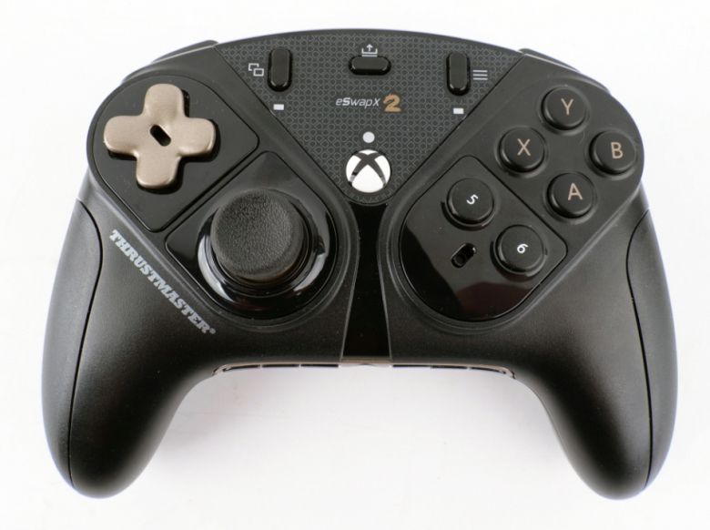 파이팅 모듈을 장착하면 6버튼 체계로 사용할 수 있다.