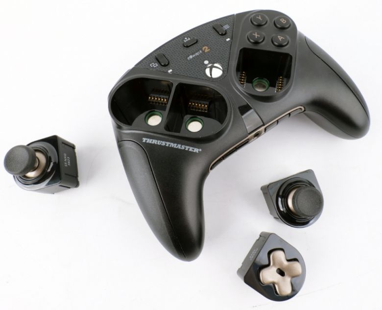 십자키와 아날로그 스틱 모듈을 마음대로 배치할 수 있다.