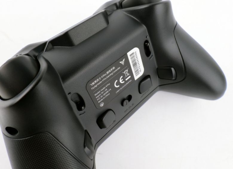 후면에도 백 버튼이 4개 배치되어 있고 트리거 깊이도 조절할 수 있다.