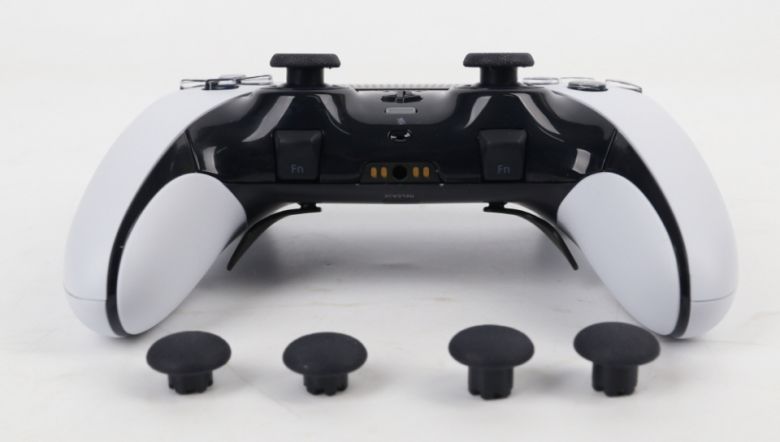 아날로그 스틱을 교체해 높이를 조절할 수 있다.