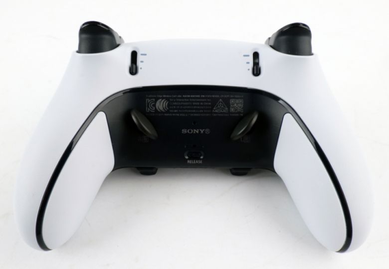 후면에는 백 버튼 2개가 있고 트리거 깊이 조절도 가능하다.