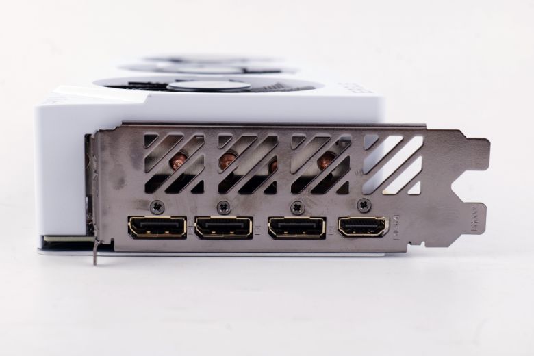 단자는 DP 1.4a 3개, HDMI 2.1a 1개가 제공된다.